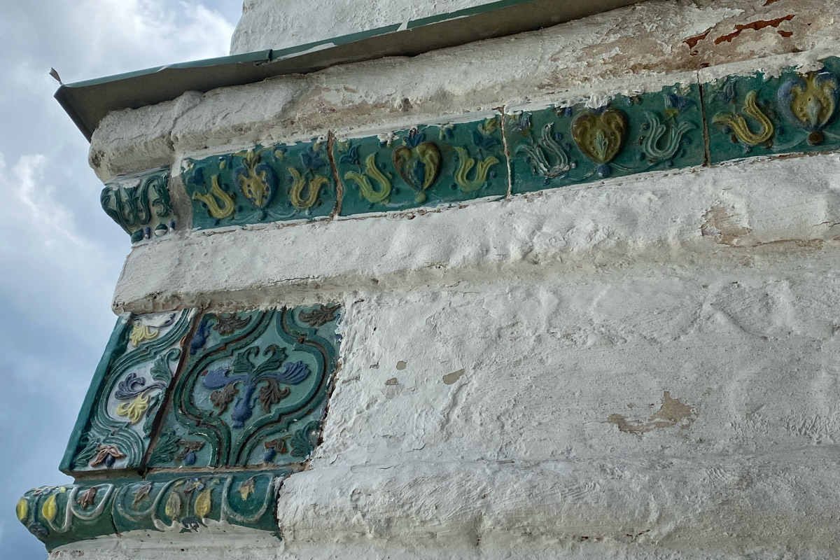 Как в одном летнем путешествии совместить экскурсионный отдых, фотосессию в живописном месте и водный туризм? Нужно приехать в поселок Фролищи, расположенный на берегу реки Лух в окружении карстовых озер на стыке Владимирской, Нижегородской и Ивановской областей. Там находится старинный Свято-Успенский мужской монастырь, или Флорищева пустынь, небесно-голубые купола которого видны еще с дороги. Кстати, именно там снимали эпизод фильма «Битва за Москву» и при этом чуть не разрушили древнюю обитель.