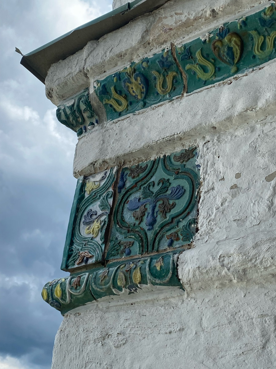 Как в одном летнем путешествии совместить экскурсионный отдых, фотосессию в живописном месте и водный туризм? Нужно приехать в поселок Фролищи, расположенный на берегу реки Лух в окружении карстовых озер на стыке Владимирской, Нижегородской и Ивановской областей. Там находится старинный Свято-Успенский мужской монастырь, или Флорищева пустынь, небесно-голубые купола которого видны еще с дороги. Кстати, именно там снимали эпизод фильма «Битва за Москву» и при этом чуть не разрушили древнюю обитель.