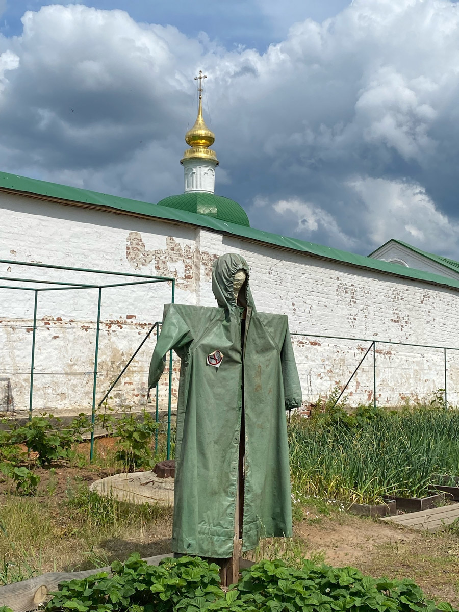 Как в одном летнем путешествии совместить экскурсионный отдых, фотосессию в живописном месте и водный туризм? Нужно приехать в поселок Фролищи, расположенный на берегу реки Лух в окружении карстовых озер на стыке Владимирской, Нижегородской и Ивановской областей. Там находится старинный Свято-Успенский мужской монастырь, или Флорищева пустынь, небесно-голубые купола которого видны еще с дороги. Кстати, именно там снимали эпизод фильма «Битва за Москву» и при этом чуть не разрушили древнюю обитель.