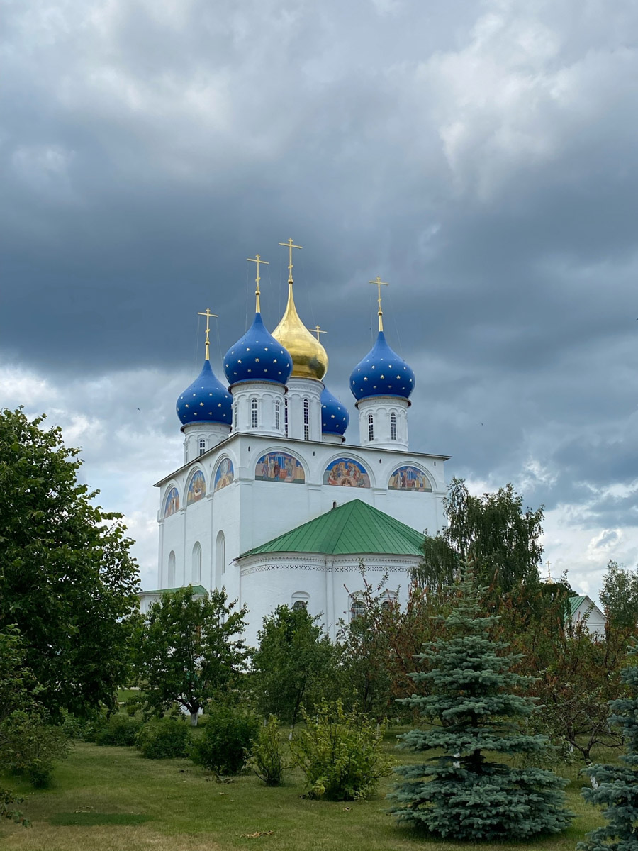 Как в одном летнем путешествии совместить экскурсионный отдых, фотосессию в живописном месте и водный туризм? Нужно приехать в поселок Фролищи, расположенный на берегу реки Лух в окружении карстовых озер на стыке Владимирской, Нижегородской и Ивановской областей. Там находится старинный Свято-Успенский мужской монастырь, или Флорищева пустынь, небесно-голубые купола которого видны еще с дороги. Кстати, именно там снимали эпизод фильма «Битва за Москву» и при этом чуть не разрушили древнюю обитель.