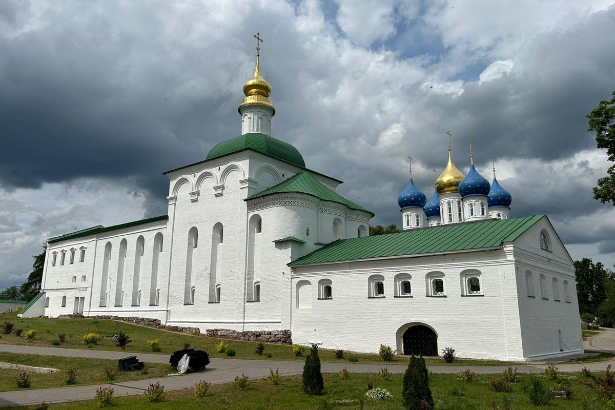 Как в одном летнем путешествии совместить экскурсионный отдых, фотосессию в живописном месте и водный туризм? Нужно приехать в поселок Фролищи, расположенный на берегу реки Лух в окружении карстовых озер на стыке Владимирской, Нижегородской и Ивановской областей. Там находится старинный Свято-Успенский мужской монастырь, или Флорищева пустынь, небесно-голубые купола которого видны еще с дороги. Кстати, именно там снимали эпизод фильма «Битва за Москву» и при этом чуть не разрушили древнюю обитель.