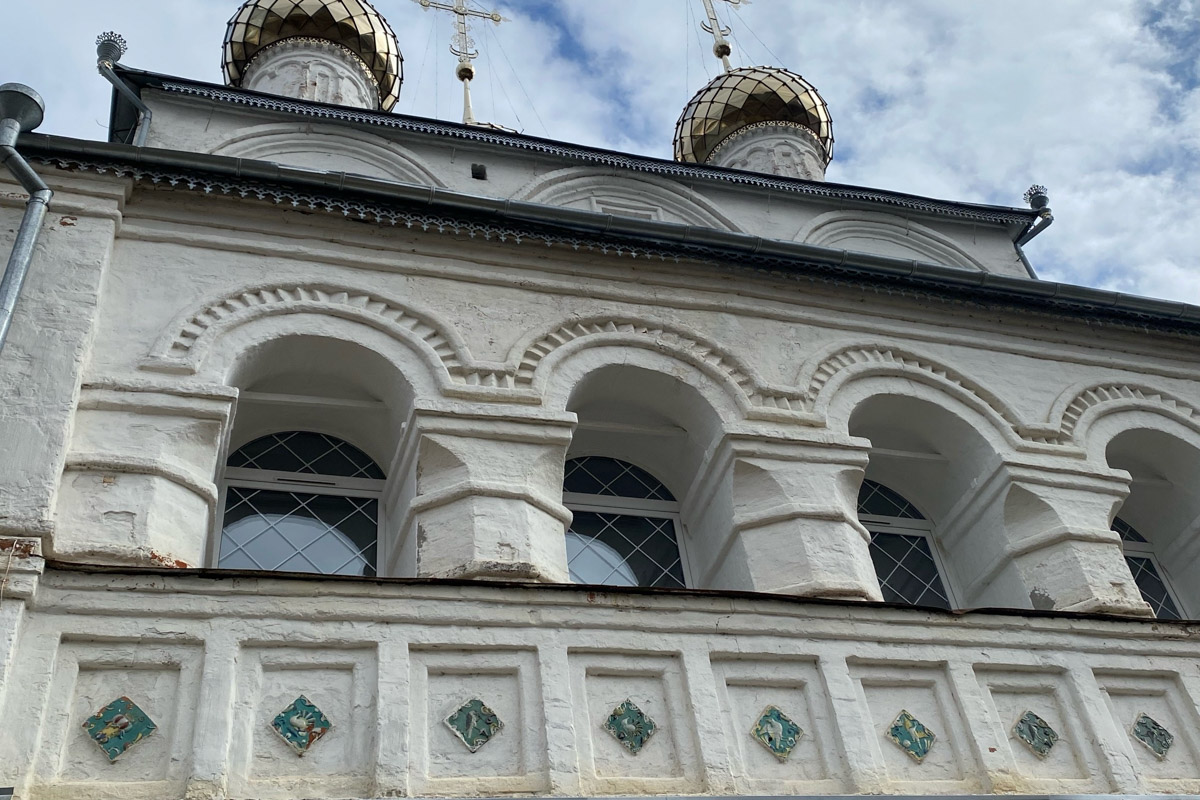 Как в одном летнем путешествии совместить экскурсионный отдых, фотосессию в живописном месте и водный туризм? Нужно приехать в поселок Фролищи, расположенный на берегу реки Лух в окружении карстовых озер на стыке Владимирской, Нижегородской и Ивановской областей. Там находится старинный Свято-Успенский мужской монастырь, или Флорищева пустынь, небесно-голубые купола которого видны еще с дороги. Кстати, именно там снимали эпизод фильма «Битва за Москву» и при этом чуть не разрушили древнюю обитель.