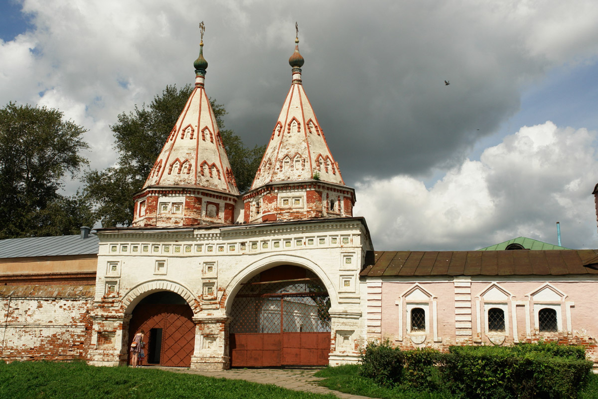 Как в одном летнем путешествии совместить экскурсионный отдых, фотосессию в живописном месте и водный туризм? Нужно приехать в поселок Фролищи, расположенный на берегу реки Лух в окружении карстовых озер на стыке Владимирской, Нижегородской и Ивановской областей. Там находится старинный Свято-Успенский мужской монастырь, или Флорищева пустынь, небесно-голубые купола которого видны еще с дороги. Кстати, именно там снимали эпизод фильма «Битва за Москву» и при этом чуть не разрушили древнюю обитель.