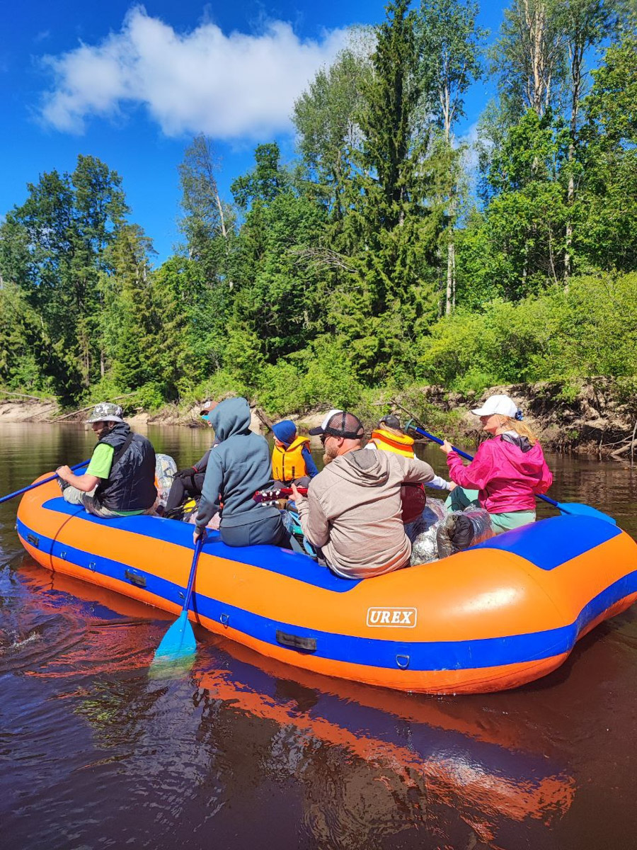 Как в одном летнем путешествии совместить экскурсионный отдых, фотосессию в живописном месте и водный туризм? Нужно приехать в поселок Фролищи, расположенный на берегу реки Лух в окружении карстовых озер на стыке Владимирской, Нижегородской и Ивановской областей. Там находится старинный Свято-Успенский мужской монастырь, или Флорищева пустынь, небесно-голубые купола которого видны еще с дороги. Кстати, именно там снимали эпизод фильма «Битва за Москву» и при этом чуть не разрушили древнюю обитель.