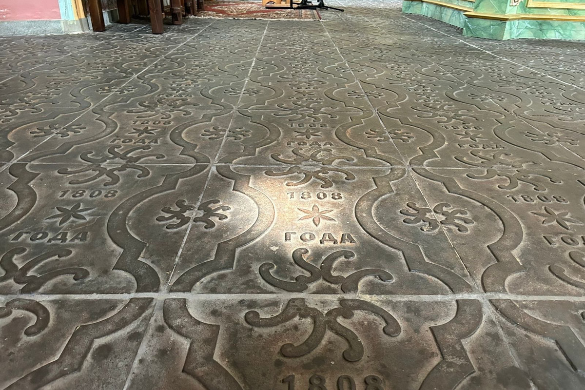 Как в одном летнем путешествии совместить экскурсионный отдых, фотосессию в живописном месте и водный туризм? Нужно приехать в поселок Фролищи, расположенный на берегу реки Лух в окружении карстовых озер на стыке Владимирской, Нижегородской и Ивановской областей. Там находится старинный Свято-Успенский мужской монастырь, или Флорищева пустынь, небесно-голубые купола которого видны еще с дороги. Кстати, именно там снимали эпизод фильма «Битва за Москву» и при этом чуть не разрушили древнюю обитель.