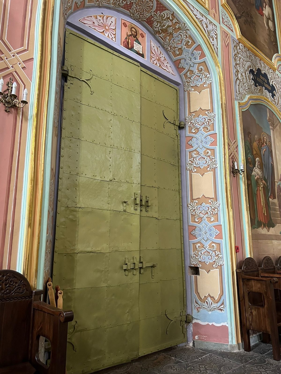 Как в одном летнем путешествии совместить экскурсионный отдых, фотосессию в живописном месте и водный туризм? Нужно приехать в поселок Фролищи, расположенный на берегу реки Лух в окружении карстовых озер на стыке Владимирской, Нижегородской и Ивановской областей. Там находится старинный Свято-Успенский мужской монастырь, или Флорищева пустынь, небесно-голубые купола которого видны еще с дороги. Кстати, именно там снимали эпизод фильма «Битва за Москву» и при этом чуть не разрушили древнюю обитель.