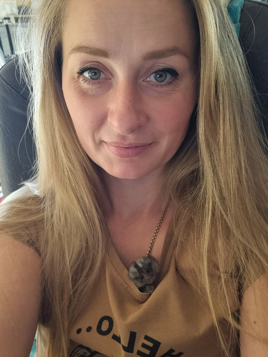 Зооволонтер из Владимира спасла жизнь новорожденной обезьянке, родившейся в городском экзотариуме. Самка родила троих детенышей, но прокормить смогла бы лишь двоих. Самого слабого малыша пришлось «усыновить» Кристине Сенчуговой, не первый раз выхаживающей животных. Сейчас малышу Проше больше месяца и он почти в три раза прибавил в весе. Каких усилий это стоило нашей героине, узнали из первых уст.