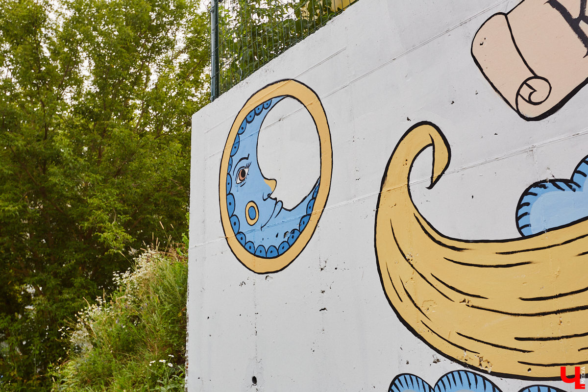 Если Суздаль — музей под открытым небом, то Владимир — творческая площадка. Стрит-арты появляются в городе порой в самых неожиданных местах, оттого их так приятно бывает случайно обнаружить. Надеемся, не испортим сюрприз, подсказав, где расположились новые работы, достойные внимания.
