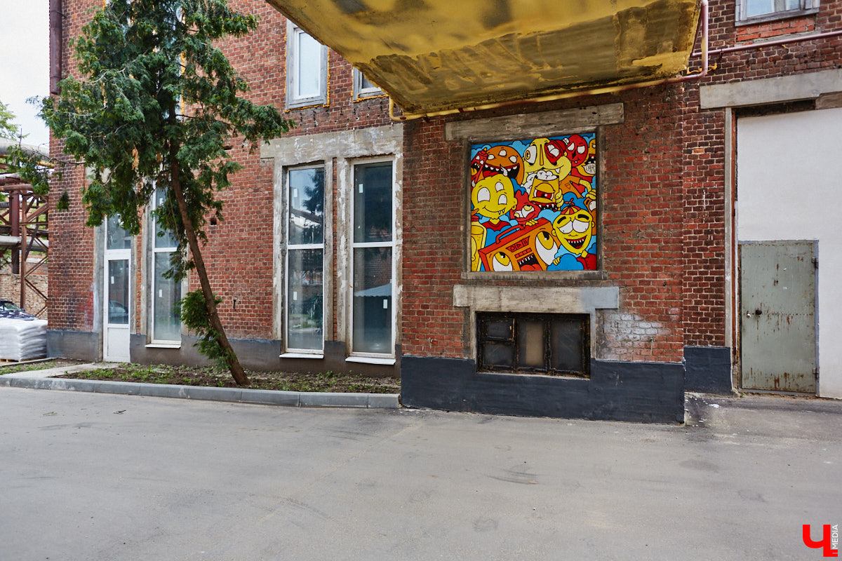 Если Суздаль — музей под открытым небом, то Владимир — творческая площадка. Стрит-арты появляются в городе порой в самых неожиданных местах, оттого их так приятно бывает случайно обнаружить. Надеемся, не испортим сюрприз, подсказав, где расположились новые работы, достойные внимания.