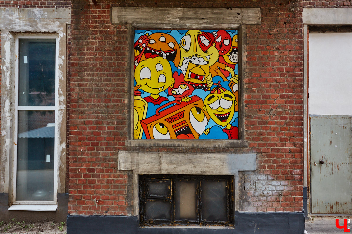 Если Суздаль — музей под открытым небом, то Владимир — творческая площадка. Стрит-арты появляются в городе порой в самых неожиданных местах, оттого их так приятно бывает случайно обнаружить. Надеемся, не испортим сюрприз, подсказав, где расположились новые работы, достойные внимания.