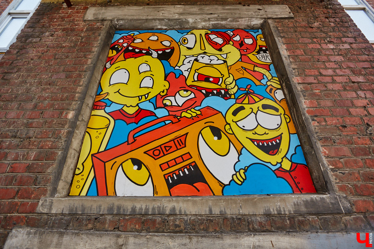 Если Суздаль — музей под открытым небом, то Владимир — творческая площадка. Стрит-арты появляются в городе порой в самых неожиданных местах, оттого их так приятно бывает случайно обнаружить. Надеемся, не испортим сюрприз, подсказав, где расположились новые работы, достойные внимания.