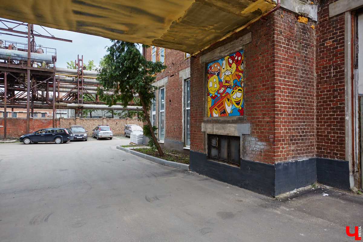 Если Суздаль — музей под открытым небом, то Владимир — творческая площадка. Стрит-арты появляются в городе порой в самых неожиданных местах, оттого их так приятно бывает случайно обнаружить. Надеемся, не испортим сюрприз, подсказав, где расположились новые работы, достойные внимания.