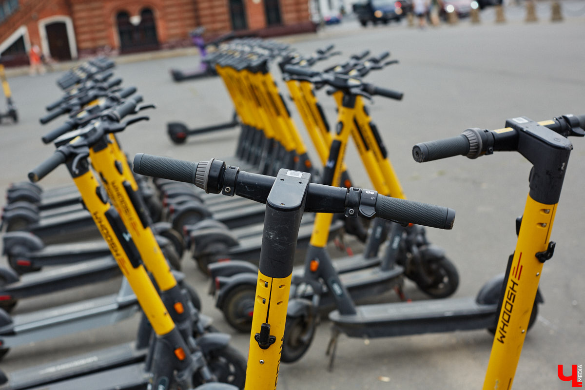 Берегись… нет, не автомобиля, а многочисленных электросамокатов, заполонивших улицы областного центра. Так звучала бы известная фраза в наши дни. И во Владимире наконец ввели ограничения на использование арендуемого мобильного транспорта. Обсудили их с горожанами и представителями кикшеринговых компаний, а заодно и сами прокатились с ветерком в районе Соборной площади, где пока еще работает неофициальная парковка.