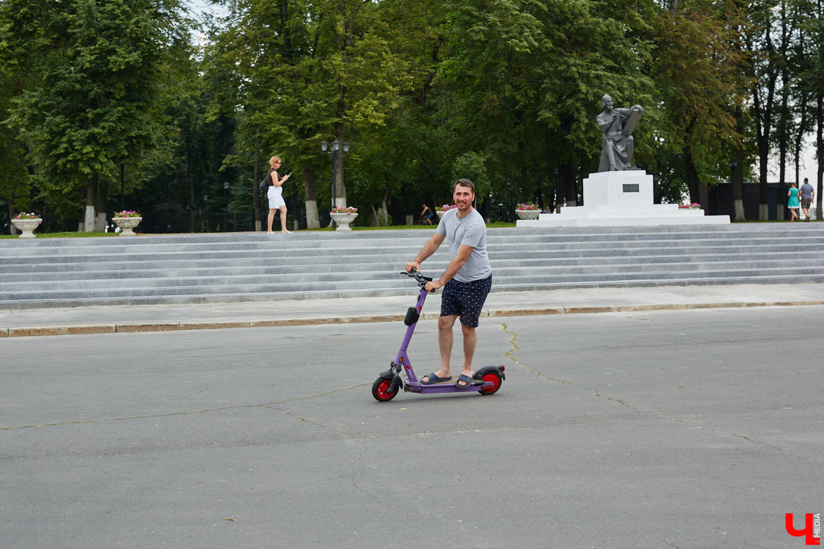 Берегись… нет, не автомобиля, а многочисленных электросамокатов, заполонивших улицы областного центра. Так звучала бы известная фраза в наши дни. И во Владимире наконец ввели ограничения на использование арендуемого мобильного транспорта. Обсудили их с горожанами и представителями кикшеринговых компаний, а заодно и сами прокатились с ветерком в районе Соборной площади, где пока еще работает неофициальная парковка.