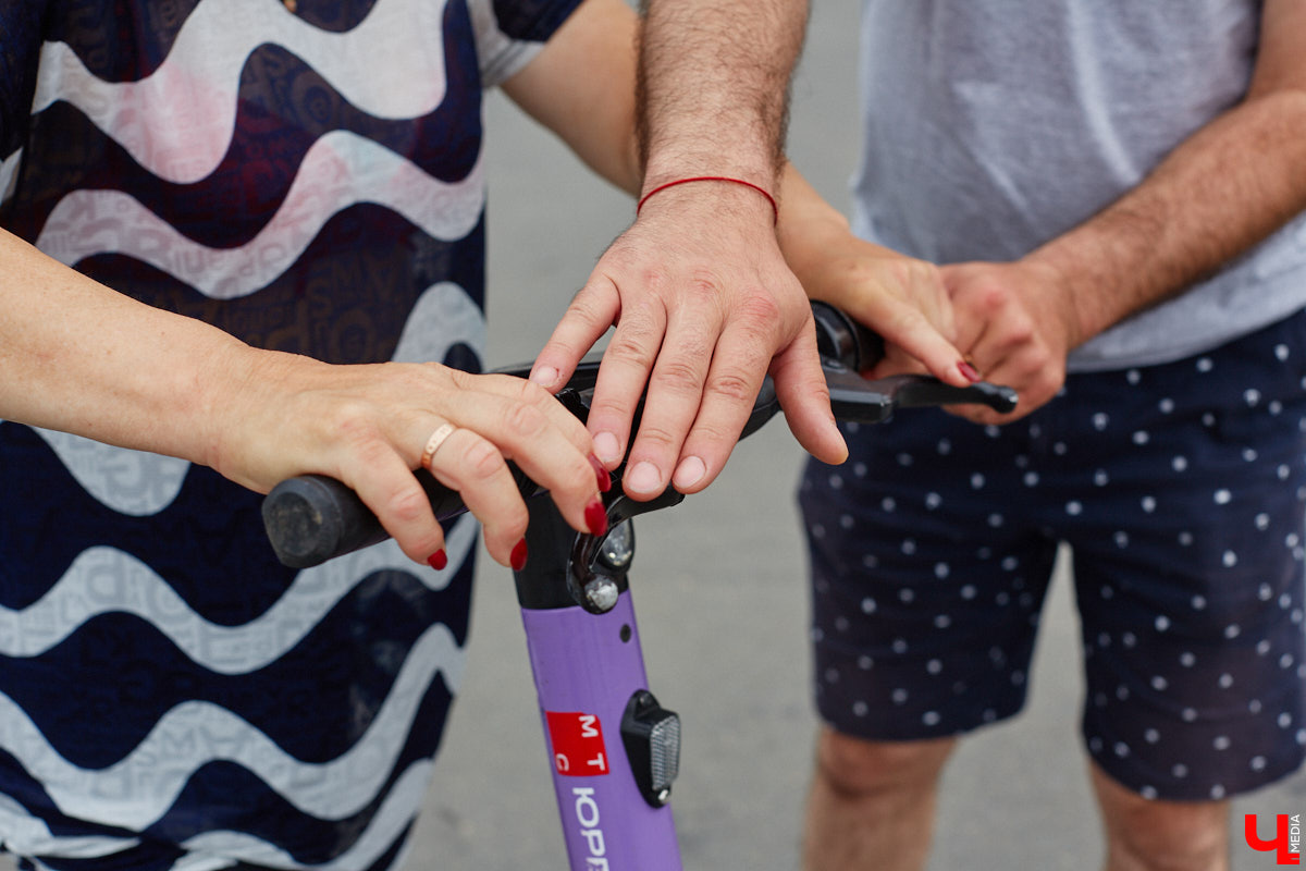 Берегись… нет, не автомобиля, а многочисленных электросамокатов, заполонивших улицы областного центра. Так звучала бы известная фраза в наши дни. И во Владимире наконец ввели ограничения на использование арендуемого мобильного транспорта. Обсудили их с горожанами и представителями кикшеринговых компаний, а заодно и сами прокатились с ветерком в районе Соборной площади, где пока еще работает неофициальная парковка.