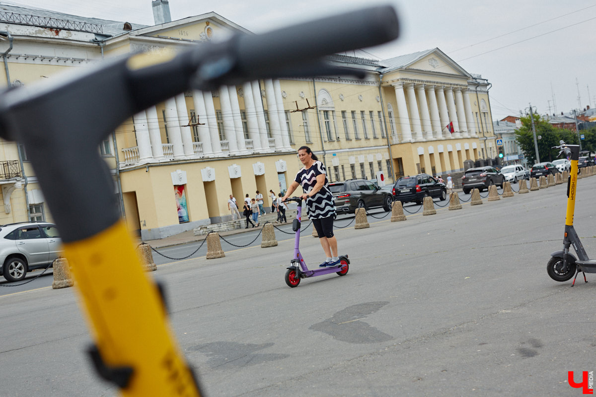 Берегись… нет, не автомобиля, а многочисленных электросамокатов, заполонивших улицы областного центра. Так звучала бы известная фраза в наши дни. И во Владимире наконец ввели ограничения на использование арендуемого мобильного транспорта. Обсудили их с горожанами и представителями кикшеринговых компаний, а заодно и сами прокатились с ветерком в районе Соборной площади, где пока еще работает неофициальная парковка.