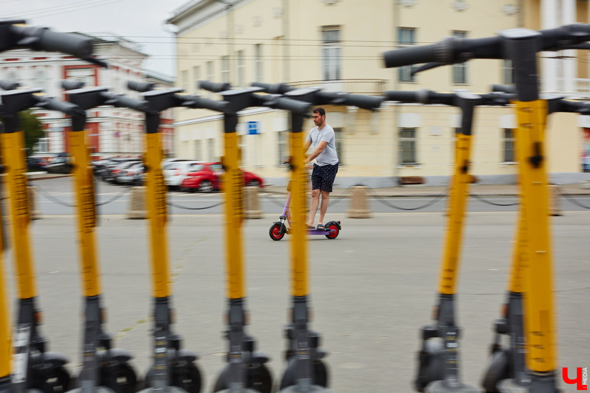 Берегись… нет, не автомобиля, а многочисленных электросамокатов, заполонивших улицы областного центра. Так звучала бы известная фраза в наши дни. И во Владимире наконец ввели ограничения на использование арендуемого мобильного транспорта. Обсудили их с горожанами и представителями кикшеринговых компаний, а заодно и сами прокатились с ветерком в районе Соборной площади, где пока еще работает неофициальная парковка.