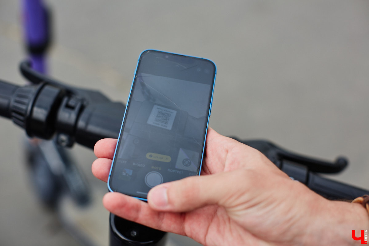 Берегись… нет, не автомобиля, а многочисленных электросамокатов, заполонивших улицы областного центра. Так звучала бы известная фраза в наши дни. И во Владимире наконец ввели ограничения на использование арендуемого мобильного транспорта. Обсудили их с горожанами и представителями кикшеринговых компаний, а заодно и сами прокатились с ветерком в районе Соборной площади, где пока еще работает неофициальная парковка.