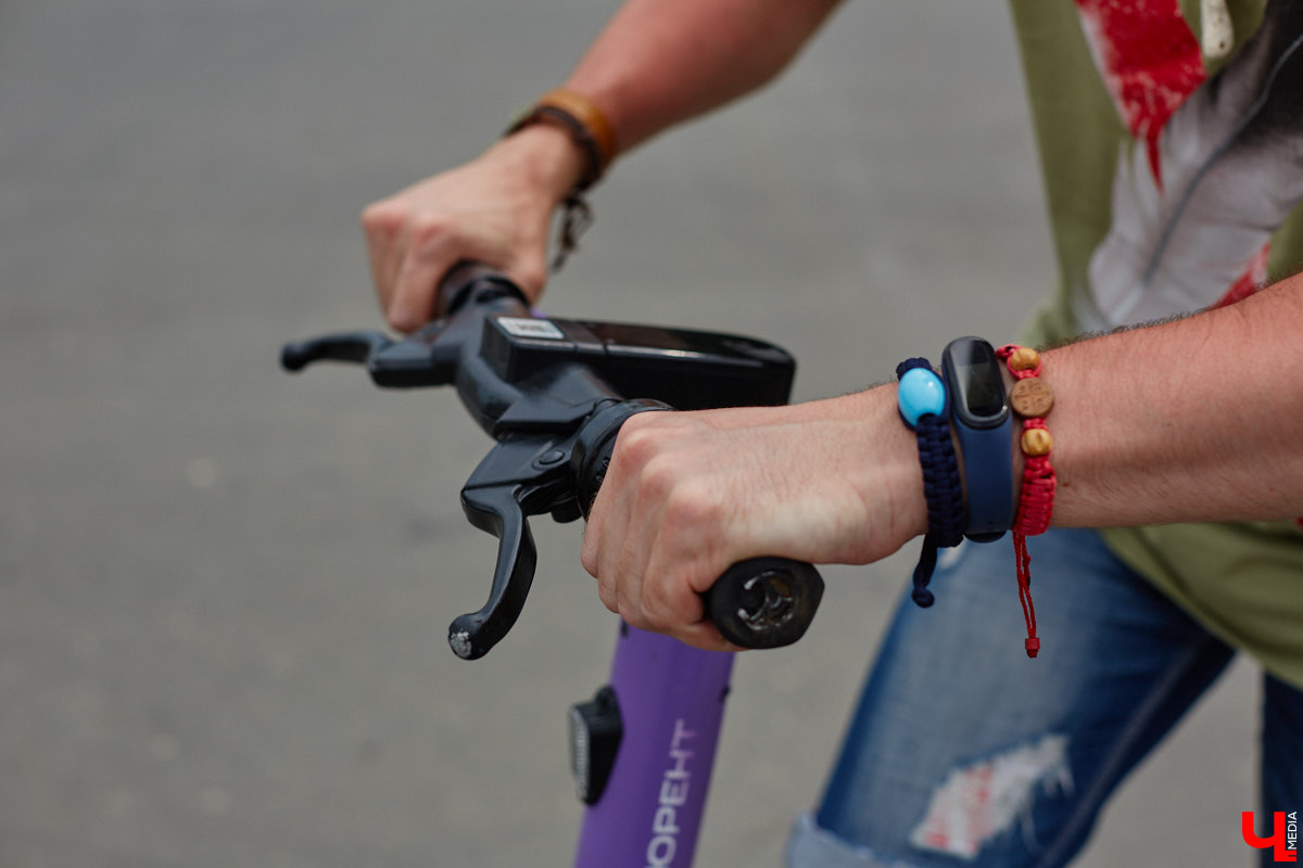 Берегись… нет, не автомобиля, а многочисленных электросамокатов, заполонивших улицы областного центра. Так звучала бы известная фраза в наши дни. И во Владимире наконец ввели ограничения на использование арендуемого мобильного транспорта. Обсудили их с горожанами и представителями кикшеринговых компаний, а заодно и сами прокатились с ветерком в районе Соборной площади, где пока еще работает неофициальная парковка.