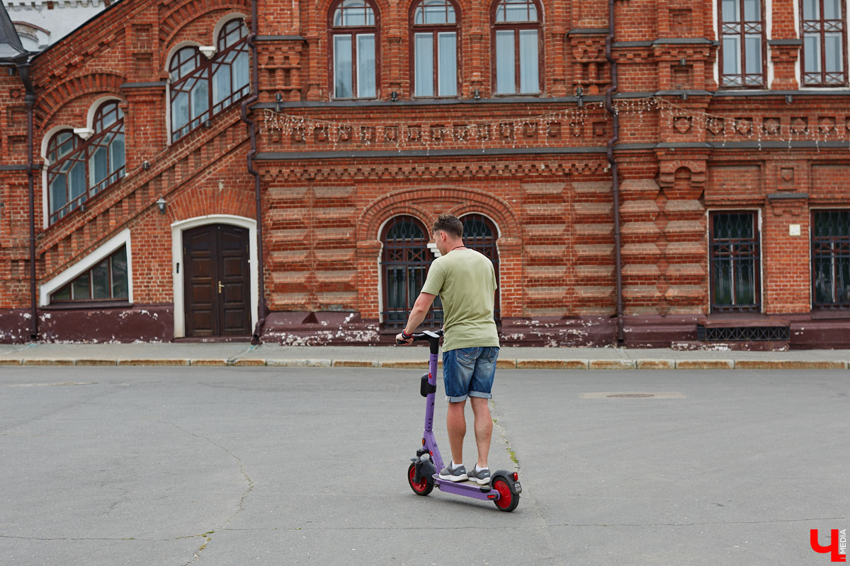 Берегись… нет, не автомобиля, а многочисленных электросамокатов, заполонивших улицы областного центра. Так звучала бы известная фраза в наши дни. И во Владимире наконец ввели ограничения на использование арендуемого мобильного транспорта. Обсудили их с горожанами и представителями кикшеринговых компаний, а заодно и сами прокатились с ветерком в районе Соборной площади, где пока еще работает неофициальная парковка.