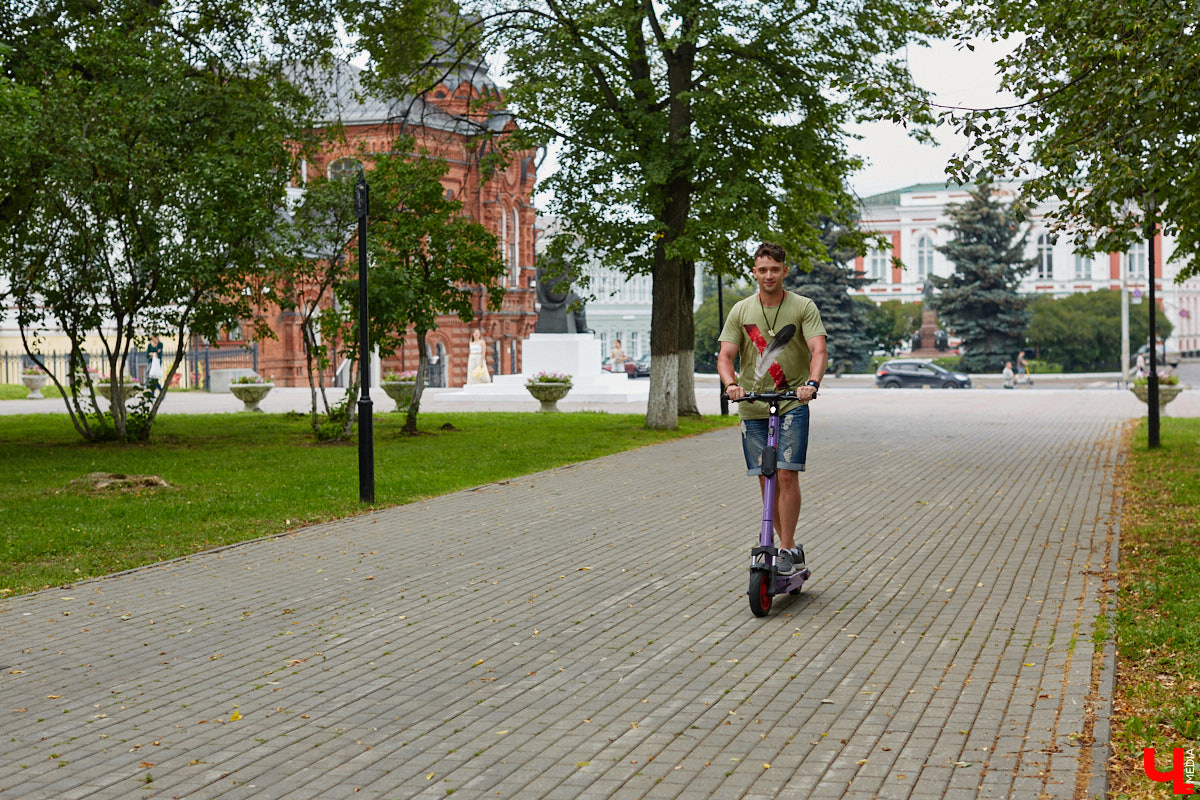Берегись… нет, не автомобиля, а многочисленных электросамокатов, заполонивших улицы областного центра. Так звучала бы известная фраза в наши дни. И во Владимире наконец ввели ограничения на использование арендуемого мобильного транспорта. Обсудили их с горожанами и представителями кикшеринговых компаний, а заодно и сами прокатились с ветерком в районе Соборной площади, где пока еще работает неофициальная парковка.
