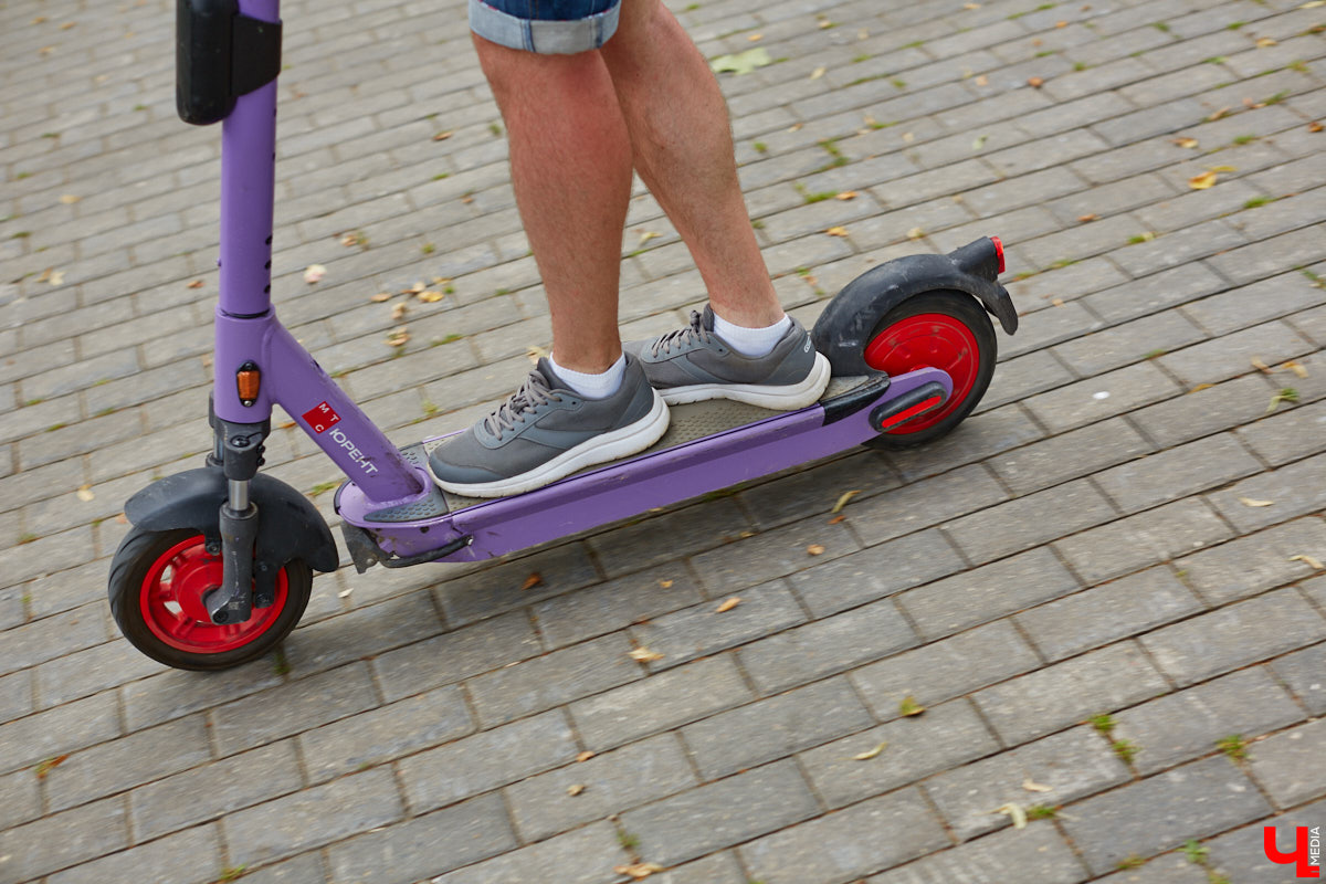 Берегись… нет, не автомобиля, а многочисленных электросамокатов, заполонивших улицы областного центра. Так звучала бы известная фраза в наши дни. И во Владимире наконец ввели ограничения на использование арендуемого мобильного транспорта. Обсудили их с горожанами и представителями кикшеринговых компаний, а заодно и сами прокатились с ветерком в районе Соборной площади, где пока еще работает неофициальная парковка.