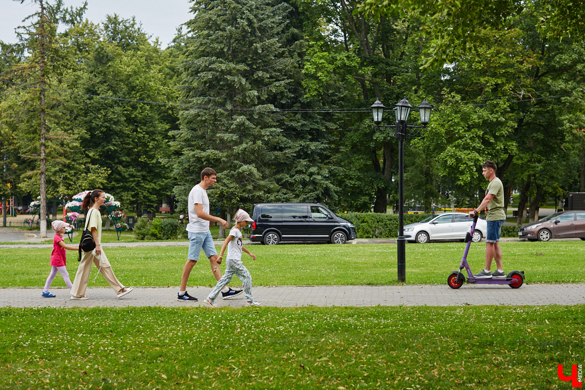 Берегись… нет, не автомобиля, а многочисленных электросамокатов, заполонивших улицы областного центра. Так звучала бы известная фраза в наши дни. И во Владимире наконец ввели ограничения на использование арендуемого мобильного транспорта. Обсудили их с горожанами и представителями кикшеринговых компаний, а заодно и сами прокатились с ветерком в районе Соборной площади, где пока еще работает неофициальная парковка.