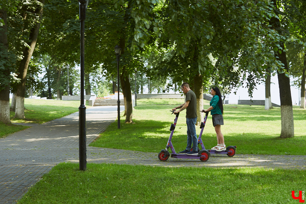 Берегись… нет, не автомобиля, а многочисленных электросамокатов, заполонивших улицы областного центра. Так звучала бы известная фраза в наши дни. И во Владимире наконец ввели ограничения на использование арендуемого мобильного транспорта. Обсудили их с горожанами и представителями кикшеринговых компаний, а заодно и сами прокатились с ветерком в районе Соборной площади, где пока еще работает неофициальная парковка.