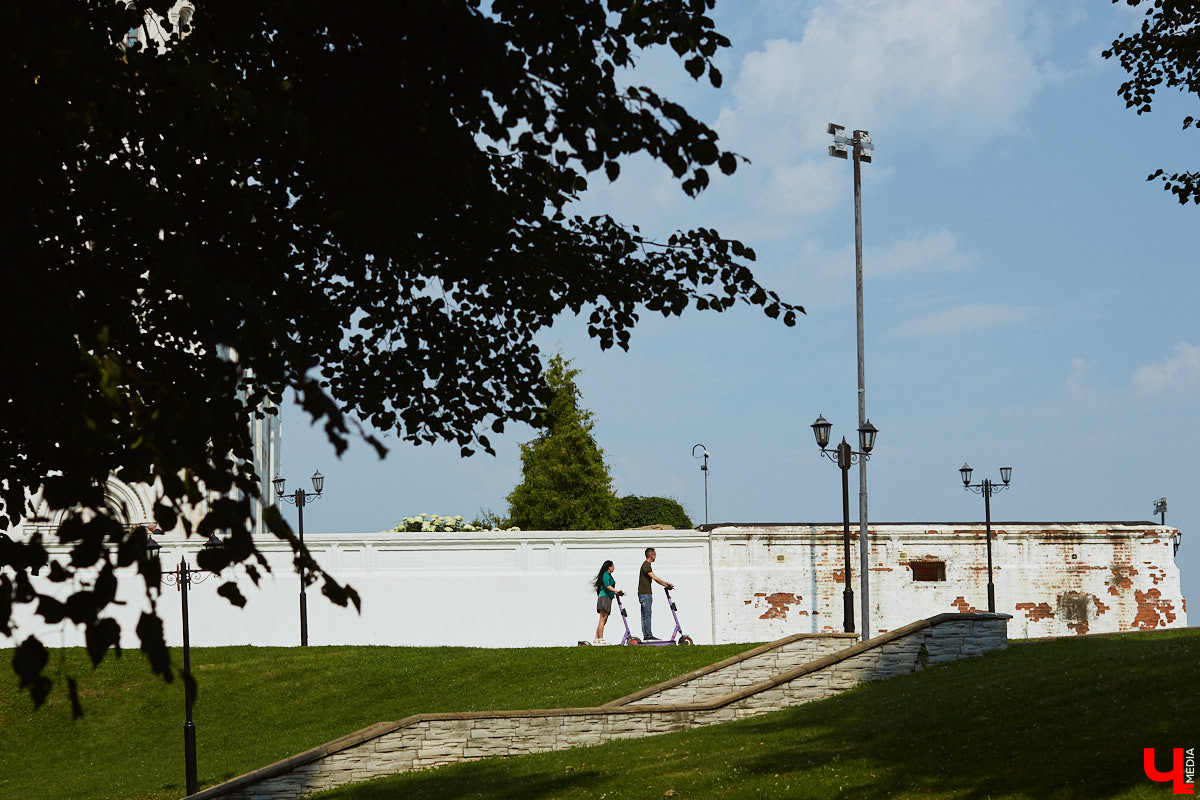 Берегись… нет, не автомобиля, а многочисленных электросамокатов, заполонивших улицы областного центра. Так звучала бы известная фраза в наши дни. И во Владимире наконец ввели ограничения на использование арендуемого мобильного транспорта. Обсудили их с горожанами и представителями кикшеринговых компаний, а заодно и сами прокатились с ветерком в районе Соборной площади, где пока еще работает неофициальная парковка.