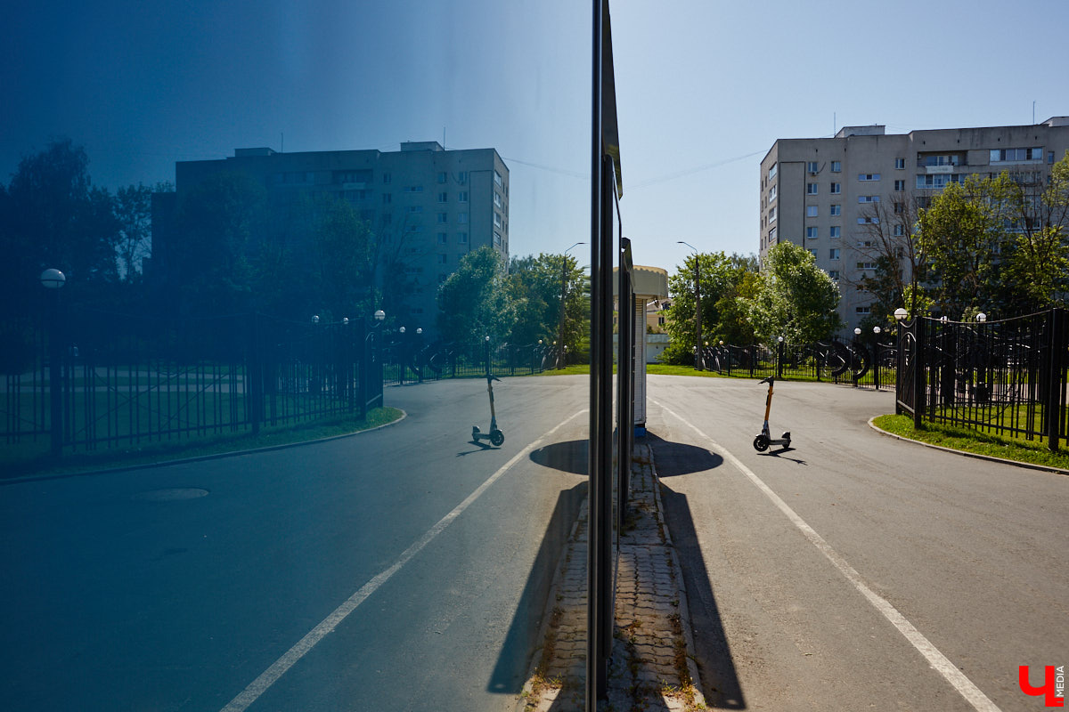 Берегись… нет, не автомобиля, а многочисленных электросамокатов, заполонивших улицы областного центра. Так звучала бы известная фраза в наши дни. И во Владимире наконец ввели ограничения на использование арендуемого мобильного транспорта. Обсудили их с горожанами и представителями кикшеринговых компаний, а заодно и сами прокатились с ветерком в районе Соборной площади, где пока еще работает неофициальная парковка.