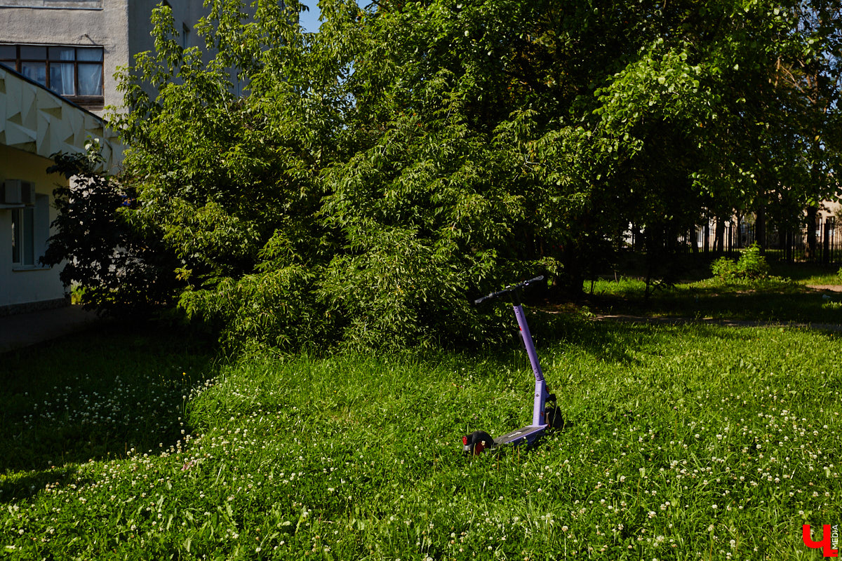 Берегись… нет, не автомобиля, а многочисленных электросамокатов, заполонивших улицы областного центра. Так звучала бы известная фраза в наши дни. И во Владимире наконец ввели ограничения на использование арендуемого мобильного транспорта. Обсудили их с горожанами и представителями кикшеринговых компаний, а заодно и сами прокатились с ветерком в районе Соборной площади, где пока еще работает неофициальная парковка.