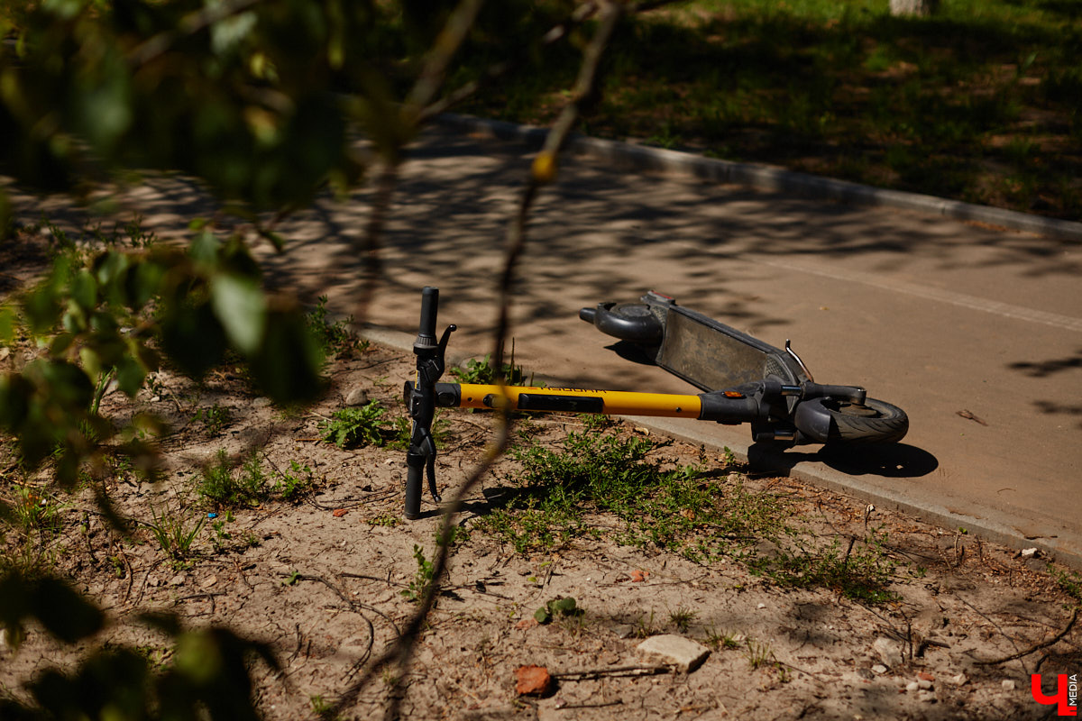 Берегись… нет, не автомобиля, а многочисленных электросамокатов, заполонивших улицы областного центра. Так звучала бы известная фраза в наши дни. И во Владимире наконец ввели ограничения на использование арендуемого мобильного транспорта. Обсудили их с горожанами и представителями кикшеринговых компаний, а заодно и сами прокатились с ветерком в районе Соборной площади, где пока еще работает неофициальная парковка.