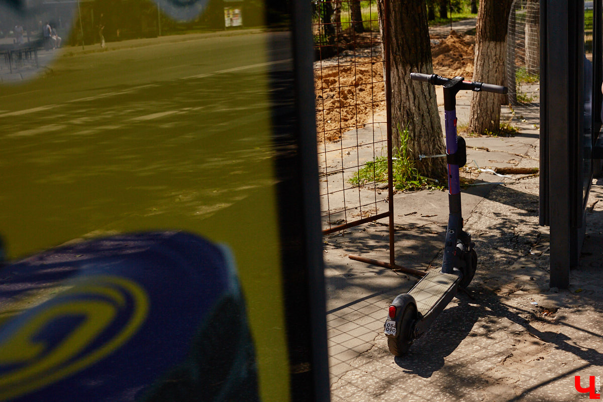 Берегись… нет, не автомобиля, а многочисленных электросамокатов, заполонивших улицы областного центра. Так звучала бы известная фраза в наши дни. И во Владимире наконец ввели ограничения на использование арендуемого мобильного транспорта. Обсудили их с горожанами и представителями кикшеринговых компаний, а заодно и сами прокатились с ветерком в районе Соборной площади, где пока еще работает неофициальная парковка.