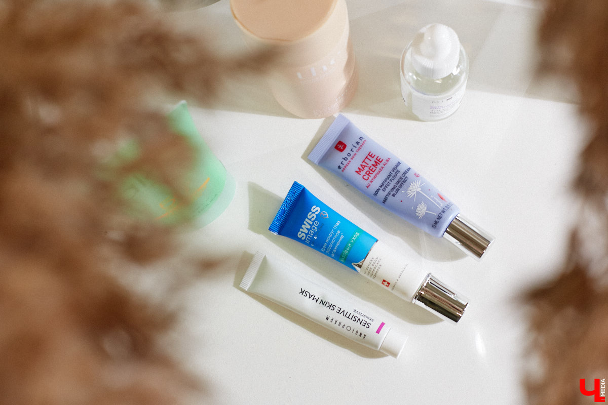 Согласитесь, выглядеть моложе своих лет — мечта каждой красавицы. Порой, чтобы выглядеть сногсшибательно, достаточно взять на вооружение несколько универсальных лайфхаков и грамотно воплощать в жизнь актуальные бьюти-находки. Давайте вместе разберем косметичку, руководствуясь трендами 2025 года и советами владимирского визажиста.