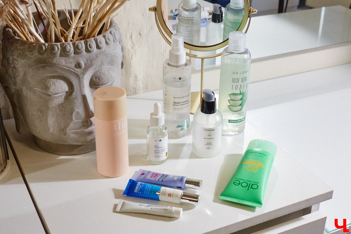 Согласитесь, выглядеть моложе своих лет — мечта каждой красавицы. Порой, чтобы выглядеть сногсшибательно, достаточно взять на вооружение несколько универсальных лайфхаков и грамотно воплощать в жизнь актуальные бьюти-находки. Давайте вместе разберем косметичку, руководствуясь трендами 2025 года и советами владимирского визажиста.