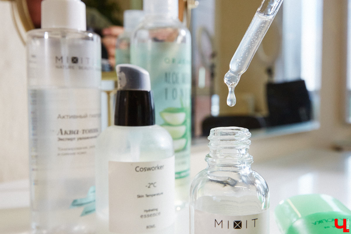 Согласитесь, выглядеть моложе своих лет — мечта каждой красавицы. Порой, чтобы выглядеть сногсшибательно, достаточно взять на вооружение несколько универсальных лайфхаков и грамотно воплощать в жизнь актуальные бьюти-находки. Давайте вместе разберем косметичку, руководствуясь трендами 2025 года и советами владимирского визажиста.