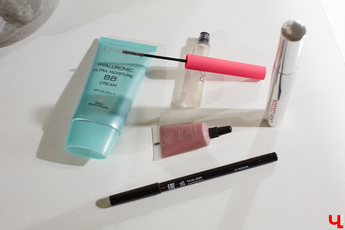 Согласитесь, выглядеть моложе своих лет — мечта каждой красавицы. Порой, чтобы выглядеть сногсшибательно, достаточно взять на вооружение несколько универсальных лайфхаков и грамотно воплощать в жизнь актуальные бьюти-находки. Давайте вместе разберем косметичку, руководствуясь трендами 2025 года и советами владимирского визажиста.