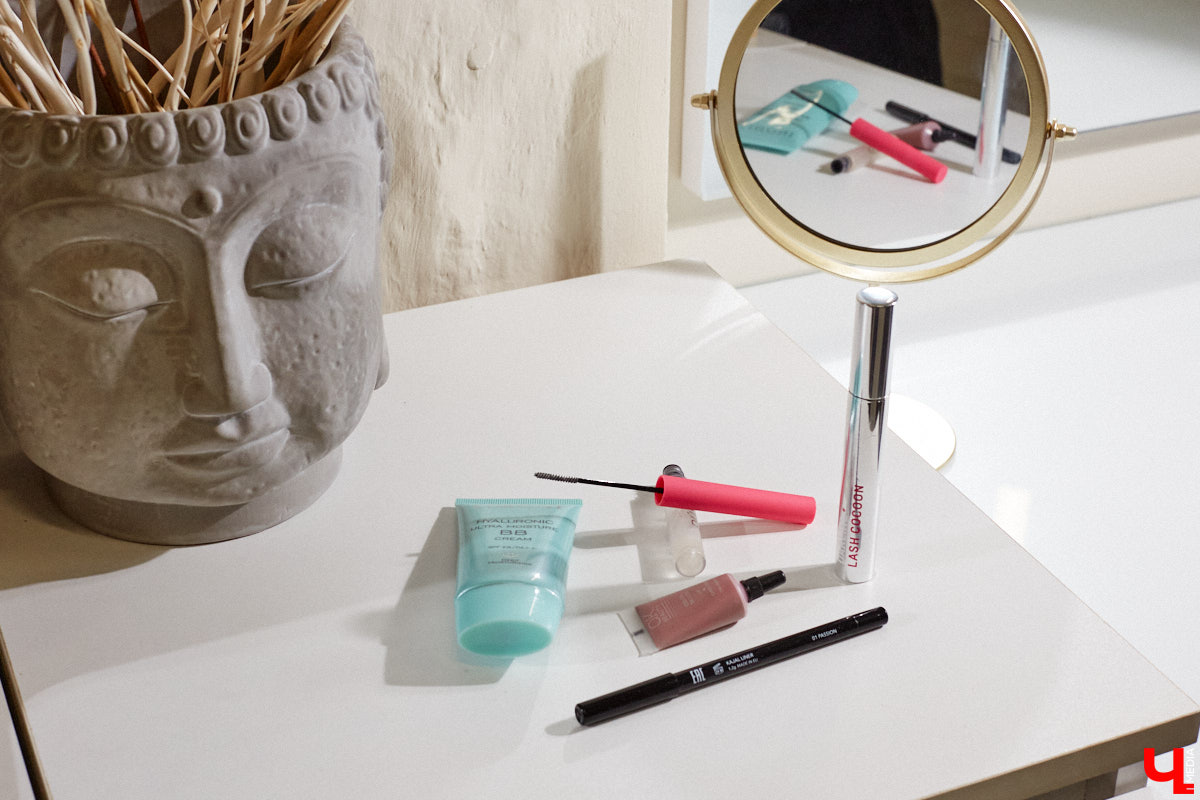 Согласитесь, выглядеть моложе своих лет — мечта каждой красавицы. Порой, чтобы выглядеть сногсшибательно, достаточно взять на вооружение несколько универсальных лайфхаков и грамотно воплощать в жизнь актуальные бьюти-находки. Давайте вместе разберем косметичку, руководствуясь трендами 2025 года и советами владимирского визажиста.