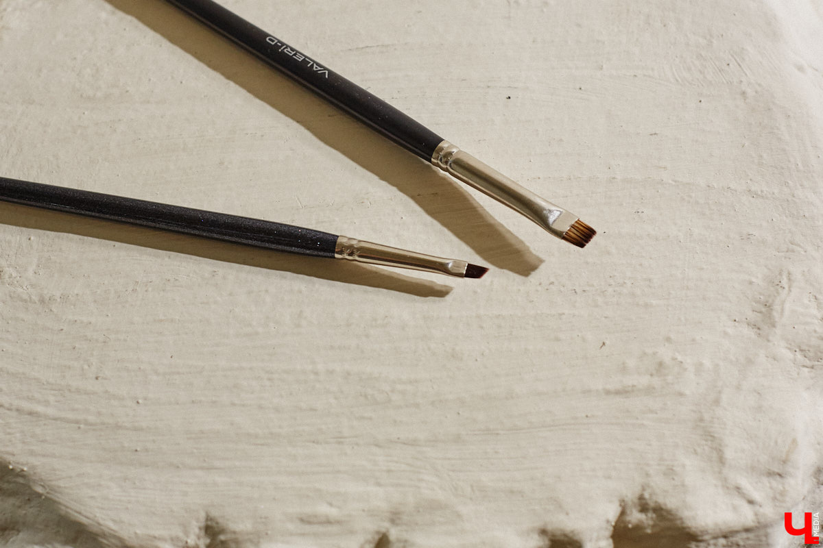 Согласитесь, выглядеть моложе своих лет — мечта каждой красавицы. Порой, чтобы выглядеть сногсшибательно, достаточно взять на вооружение несколько универсальных лайфхаков и грамотно воплощать в жизнь актуальные бьюти-находки. Давайте вместе разберем косметичку, руководствуясь трендами 2025 года и советами владимирского визажиста.