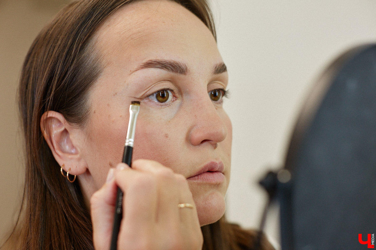 Согласитесь, выглядеть моложе своих лет — мечта каждой красавицы. Порой, чтобы выглядеть сногсшибательно, достаточно взять на вооружение несколько универсальных лайфхаков и грамотно воплощать в жизнь актуальные бьюти-находки. Давайте вместе разберем косметичку, руководствуясь трендами 2025 года и советами владимирского визажиста.