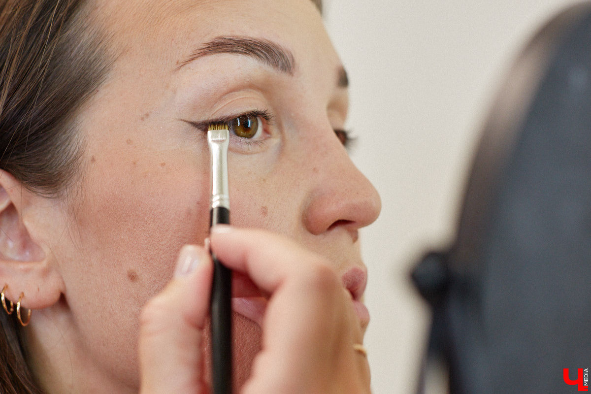 Согласитесь, выглядеть моложе своих лет — мечта каждой красавицы. Порой, чтобы выглядеть сногсшибательно, достаточно взять на вооружение несколько универсальных лайфхаков и грамотно воплощать в жизнь актуальные бьюти-находки. Давайте вместе разберем косметичку, руководствуясь трендами 2025 года и советами владимирского визажиста.