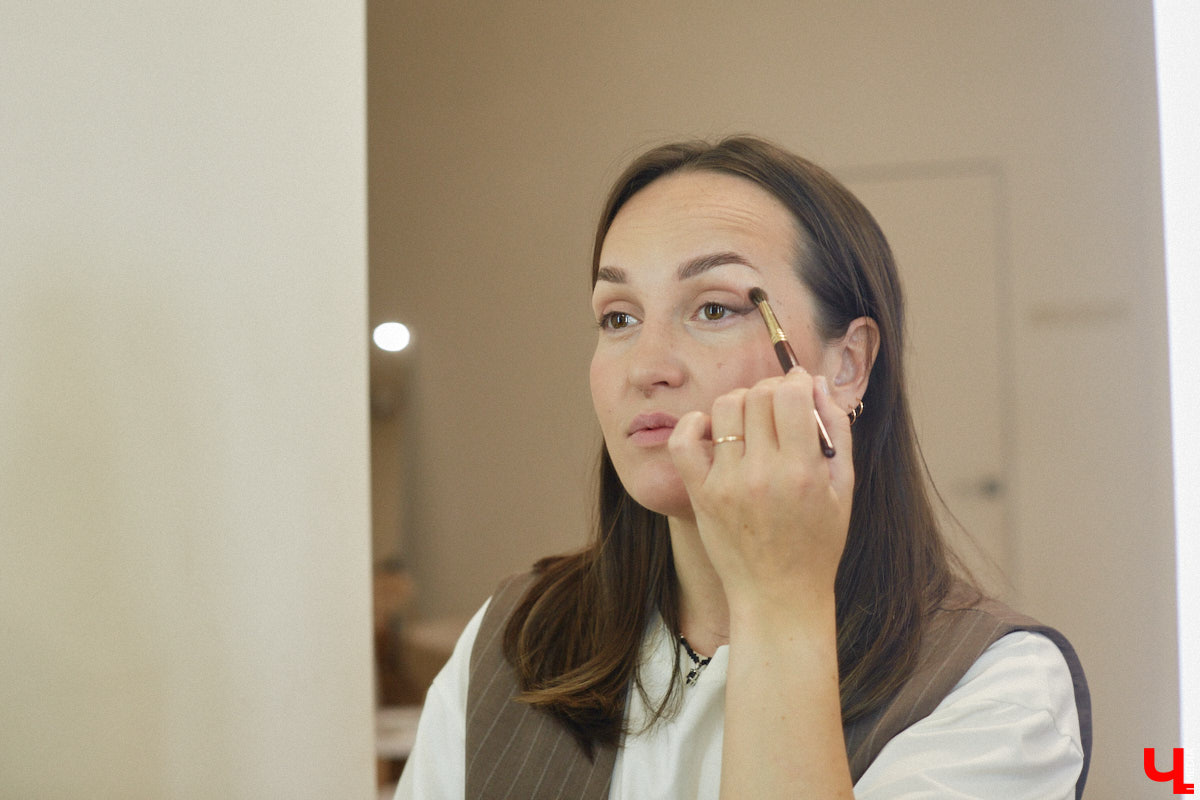 Согласитесь, выглядеть моложе своих лет — мечта каждой красавицы. Порой, чтобы выглядеть сногсшибательно, достаточно взять на вооружение несколько универсальных лайфхаков и грамотно воплощать в жизнь актуальные бьюти-находки. Давайте вместе разберем косметичку, руководствуясь трендами 2025 года и советами владимирского визажиста.