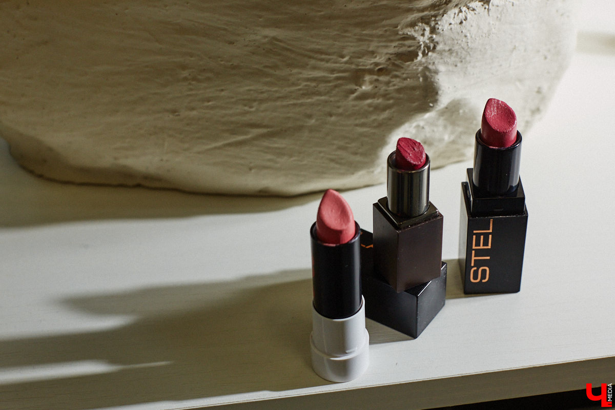 Согласитесь, выглядеть моложе своих лет — мечта каждой красавицы. Порой, чтобы выглядеть сногсшибательно, достаточно взять на вооружение несколько универсальных лайфхаков и грамотно воплощать в жизнь актуальные бьюти-находки. Давайте вместе разберем косметичку, руководствуясь трендами 2025 года и советами владимирского визажиста.