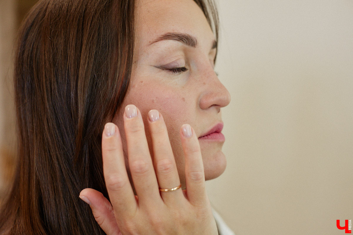 Согласитесь, выглядеть моложе своих лет — мечта каждой красавицы. Порой, чтобы выглядеть сногсшибательно, достаточно взять на вооружение несколько универсальных лайфхаков и грамотно воплощать в жизнь актуальные бьюти-находки. Давайте вместе разберем косметичку, руководствуясь трендами 2025 года и советами владимирского визажиста.