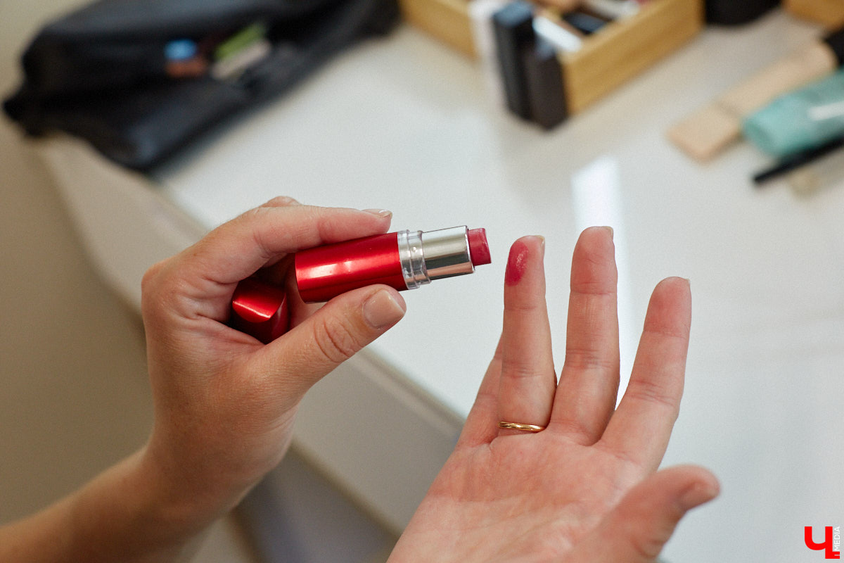 Согласитесь, выглядеть моложе своих лет — мечта каждой красавицы. Порой, чтобы выглядеть сногсшибательно, достаточно взять на вооружение несколько универсальных лайфхаков и грамотно воплощать в жизнь актуальные бьюти-находки. Давайте вместе разберем косметичку, руководствуясь трендами 2025 года и советами владимирского визажиста.