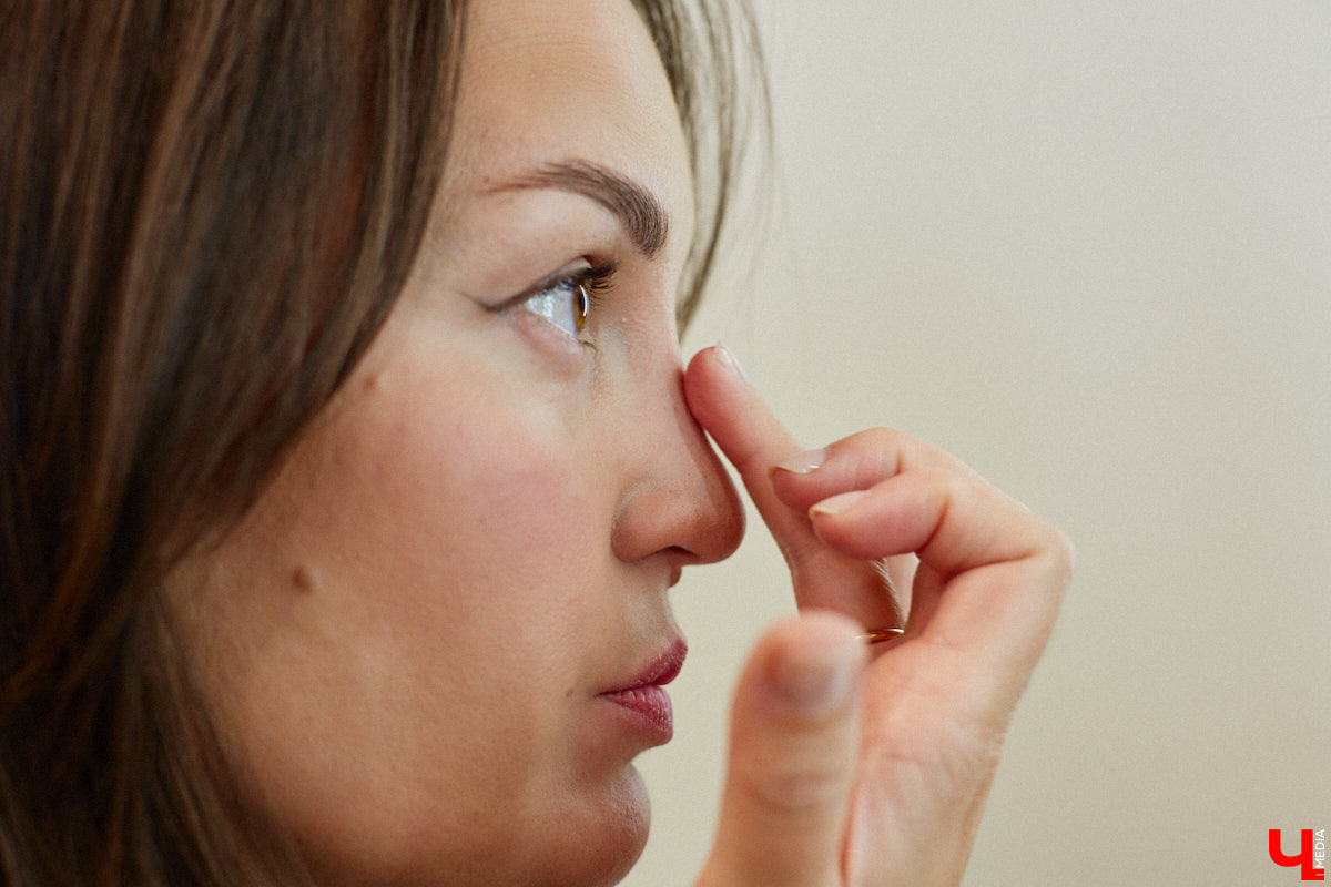 Согласитесь, выглядеть моложе своих лет — мечта каждой красавицы. Порой, чтобы выглядеть сногсшибательно, достаточно взять на вооружение несколько универсальных лайфхаков и грамотно воплощать в жизнь актуальные бьюти-находки. Давайте вместе разберем косметичку, руководствуясь трендами 2025 года и советами владимирского визажиста.