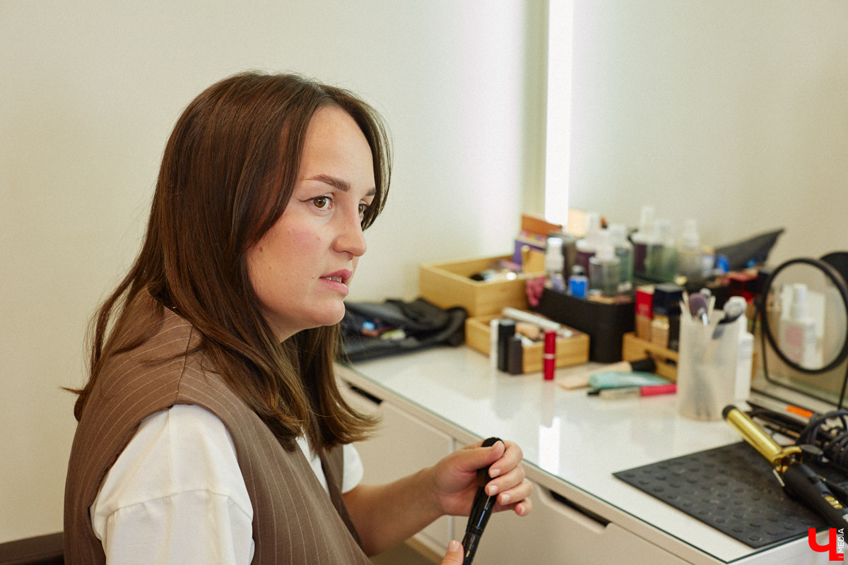 Согласитесь, выглядеть моложе своих лет — мечта каждой красавицы. Порой, чтобы выглядеть сногсшибательно, достаточно взять на вооружение несколько универсальных лайфхаков и грамотно воплощать в жизнь актуальные бьюти-находки. Давайте вместе разберем косметичку, руководствуясь трендами 2025 года и советами владимирского визажиста.