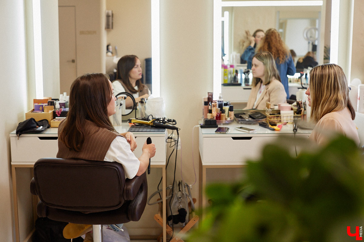 Согласитесь, выглядеть моложе своих лет — мечта каждой красавицы. Порой, чтобы выглядеть сногсшибательно, достаточно взять на вооружение несколько универсальных лайфхаков и грамотно воплощать в жизнь актуальные бьюти-находки. Давайте вместе разберем косметичку, руководствуясь трендами 2025 года и советами владимирского визажиста.