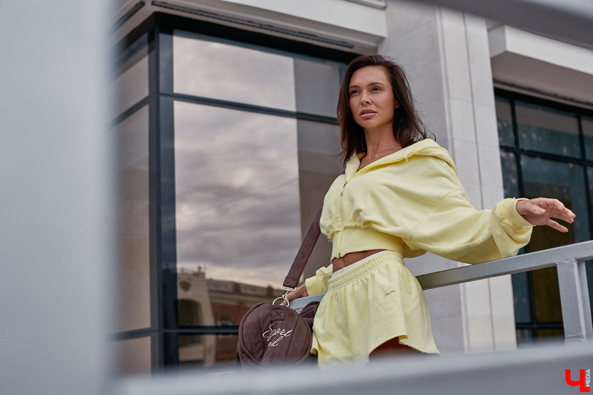 Один из самых полезных трендов последних лет — это ЗОЖ. Модница Лада Мусатова его поддерживает, в том числе умело вписывая спортивную одежду в повседневные образы. Три стильных летних варианта красотка собрала специально для «Ключ-Медиа»