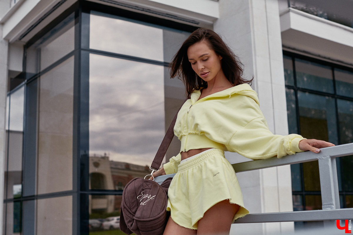 Один из самых полезных трендов последних лет — это ЗОЖ. Модница Лада Мусатова его поддерживает, в том числе умело вписывая спортивную одежду в повседневные образы. Три стильных летних варианта красотка собрала специально для «Ключ-Медиа»